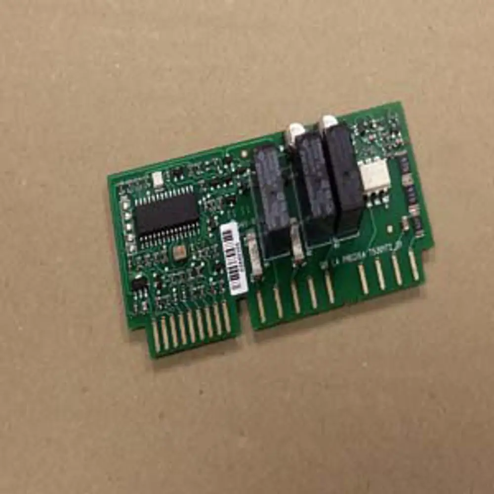 Grüne elektronische Platine mit mehreren Bauteilen, darunter Chips und Relais, mit der Aufschrift "Remeha" auf einem der Teile.
